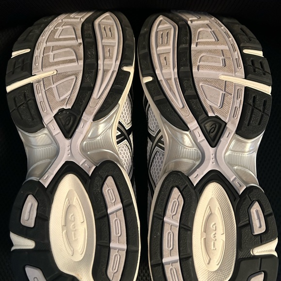 ASICS Men's White Running Shoes - Picture 4 of 4